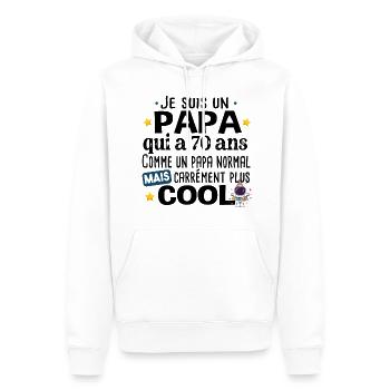 Papa 70 ans Anniversaire Fête des Pères Humour - Sweat à capuche Premium bio Homme - blanc - Devant - Nico (187cm)