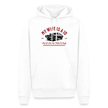 Meine Frau ist eine 10 und so sind ihre Meilen bis zum leeren Auto - Männer Premium Bio Hoodie - Weiß - Vorne - Nico (187cm)