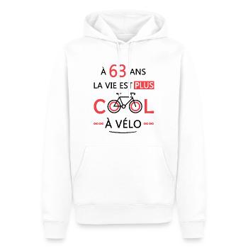 63 ans anniversaire vélo cadeau Vélo 63 Ans - Sweat à capuche Premium bio Homme - blanc - Devant - Nico (187cm)