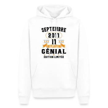11 Ans Anniversaire Vintage Né(e) Septembre 2011 - Sweat à capuche Premium bio Homme - blanc - Devant - Nico (187cm)