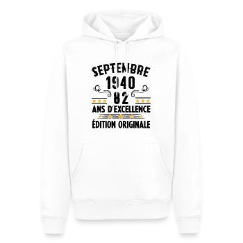 82 Ans Anniversaire Vintage Né(e) Septembre 1940 - Sweat à capuche Premium bio Homme - blanc - Devant - Nico (187cm)