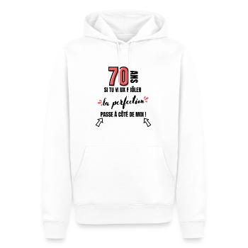 la perfection cadeau anniversaire 70 ans humour - Sweat à capuche Premium bio Homme - blanc - Devant - Nico (187cm)