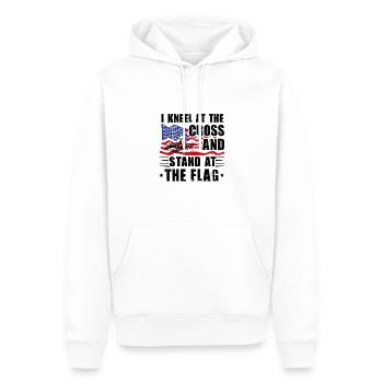 Patriotischer Christ kniet am Crass Stand At Flag nieder - Männer Premium Bio Hoodie - Weiß - Vorne - Nico (187cm)