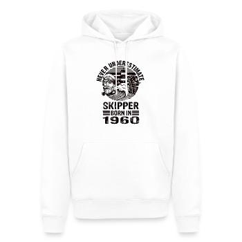Never Underestimate Skipper né en 1960 - Sweat à capuche Premium bio Homme - blanc - Devant - Nico (187cm)