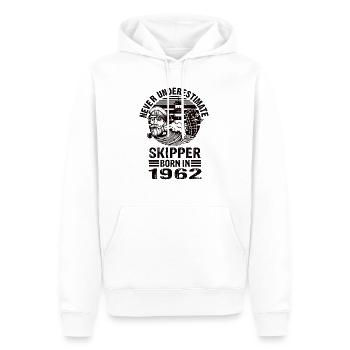 Never Underestimate Skipper né en 1962 - Sweat à capuche Premium bio Homme - blanc - Devant - Nico (187cm)