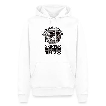 Never Underestimate Skipper né en 1978 - Sweat à capuche Premium bio Homme - blanc - Devant - Nico (187cm)