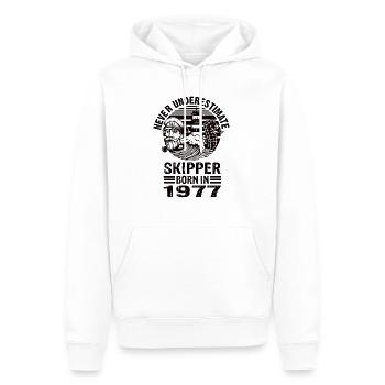 Never Underestimate Skipper né en 1977 - Sweat à capuche Premium bio Homme - blanc - Devant - Nico (187cm)