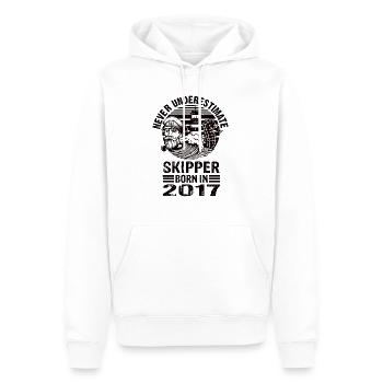 Never Underestimate Skipper born in 2017 - Männer Premium Bio Hoodie - Weiß - Vorne - Nico (187cm)
