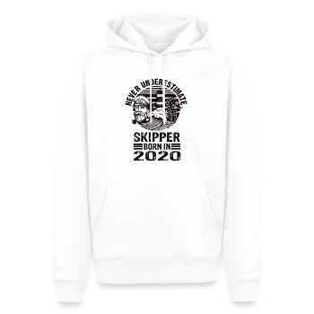 Never Underestimate Skipper né en 2020 - Sweat à capuche Premium bio Homme - blanc - Devant - Nico (187cm)