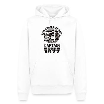 Never Underestimate Captain born in 1977 - Männer Premium Bio Hoodie - Weiß - Vorne - Nico (187cm)