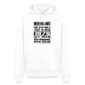 Niemand Is Perfekt Aber geboren 1979 Geburtstag - Männer Premium Bio Hoodie - Weiß - Vorne - Nico (187cm)