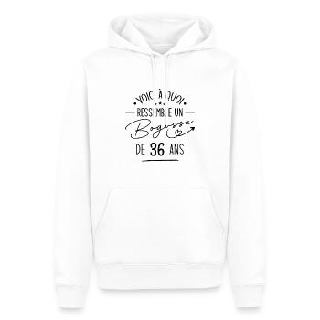 Bogosse 36 ans Cadeau Humour Anniversaire 36 ans - Sweat à capuche Premium bio Homme - blanc - Devant - Nico (187cm)