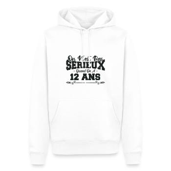 on n'est pas sérieux quand on a 12 ans - Sweat à capuche Premium bio Homme - blanc - Devant - Nico (187cm)