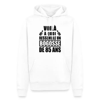 bogosse de 85 ans / humour anniversaire 85 ans - Sweat à capuche Premium bio Homme - blanc - Devant - Nico (187cm)