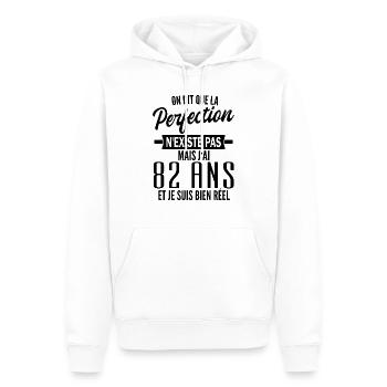 82 ans / cadeau 82 ans / jai 82 ans - Sweat à capuche Premium bio Homme - blanc - Devant - Nico (187cm)