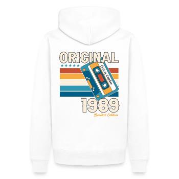 34e anniversaire mari octobre millésime 1989 cassette - Sweat à capuche Premium bio Homme - blanc - Dos - Nico (187cm)