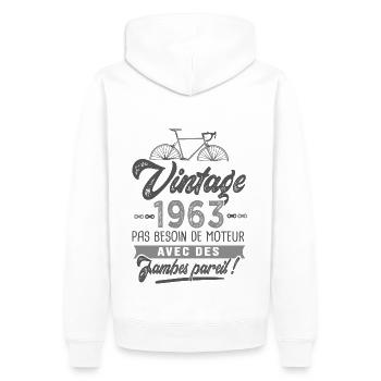 1963 Vélo Anniversaire Homme 60 ans vélos velo - Sweat à capuche Premium bio Homme - blanc - Dos - Nico (187cm)