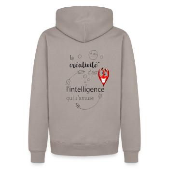 La Créativité - Sweat à capuche Premium bio Homme - taupe - Dos - Nico (187cm)