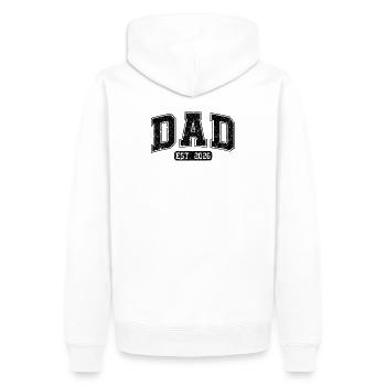 Papa est en 2026 Nouveau Papa Papa sera la fête des pères en 2026 - Sweat à capuche Premium bio Homme - blanc - Dos - Nico (187cm)