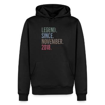 Legende seit November 2018 - Männer Premium Bio Hoodie - Schwarz - Vorne - Nico (187cm)
