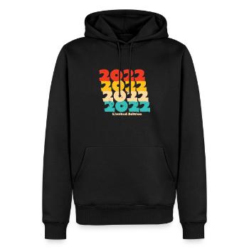 2022: Limitierte Auflage - 2. Jubiläum - Männer Premium Bio Hoodie - Schwarz - Vorne - Nico (187cm)
