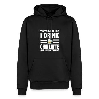 Chai Latte Spruch - Männer Premium Bio Hoodie - Schwarz - Vorne - Nico (187cm)