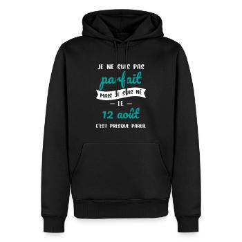 Anniversaire - Pas parfait mais né le 12 Août - Sweat à capuche Premium bio Homme - noir - Devant - Nico (187cm)