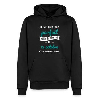 Anniversaire - Pas parfait mais né le 12 Octobre - Sweat à capuche Premium bio Homme - noir - Devant - Nico (187cm)