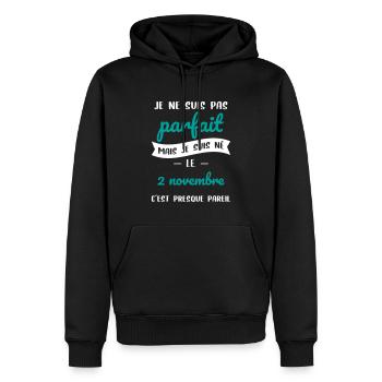 Anniversaire - Pas parfait mais né le 2 Novembre - Sweat à capuche Premium bio Homme - noir - Devant - Nico (187cm)