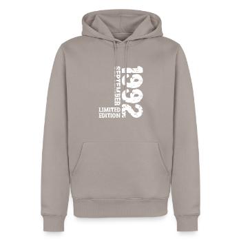 1992 September Limited Edition 31. Geburtstag Deko - Männer Premium Bio Hoodie - Taupe - Vorne - Nico (187cm)