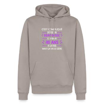 40 ans anniversaire - Sweat à capuche Premium bio Homme - taupe - Devant - Nico (187cm)