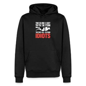 Tieftauchgang: Näher und weiter von Idioten entfernt - Männer Premium Bio Hoodie - Schwarz - Vorne - Nico (187cm)