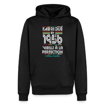 1956 – Hergestellt – Perfekt gereift - Männer Premium Bio Hoodie - Schwarz - Vorne - Nico (187cm)