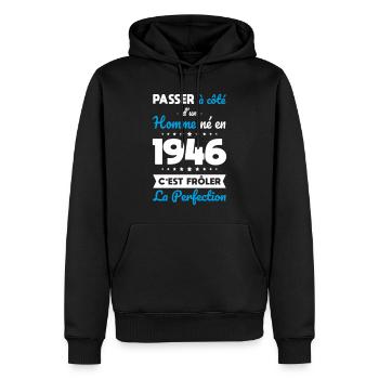 Né en 1946 – Frôler la perfection  - Sweat à capuche Premium bio Homme - noir - Devant - Nico (187cm)