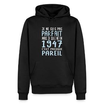 Anniversaire 75 ans - Pas parfait mais né en 1947 - Sweat à capuche Premium bio Homme - noir - Devant - Nico (187cm)