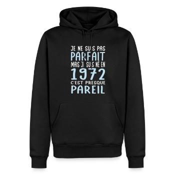 Anniversaire 50 ans - Pas parfait mais né en 1972 - Sweat à capuche Premium bio Homme - noir - Devant - Nico (187cm)