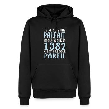 Anniversaire 40 ans - Pas parfait mais né en 1982 - Sweat à capuche Premium bio Homme - noir - Devant - Nico (187cm)