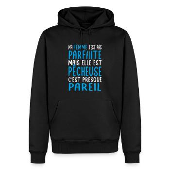 Meine Frau ist nicht perfekt, aber sie ist eine Fischerin - Männer Premium Bio Hoodie - Schwarz - Vorne - Nico (187cm)