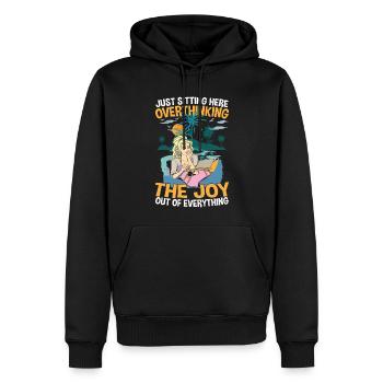 Just Sitting Here Overthinking The Joy Out Of - Männer Premium Bio Hoodie - Schwarz - Vorne - Nico (187cm)