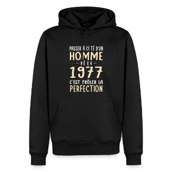Anniversaire 45 ans - Né en 1977 Perfection - Sweat à capuche Premium bio Homme - noir - Devant - Nico (187cm)