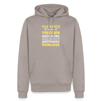Pile Driver: Wir machen präzise Ratenarbeit - Männer Premium Bio Hoodie - Taupe - Vorne - Nico (187cm)