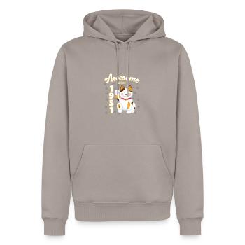 1951 Geburtstag Awesome since Katze Maneki neko - Männer Premium Bio Hoodie - Taupe - Vorne - Nico (187cm)