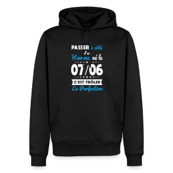 Anniversaire - Né le 7 Juin Frôler perfection - Sweat à capuche Premium bio Homme - noir - Devant - Nico (187cm)