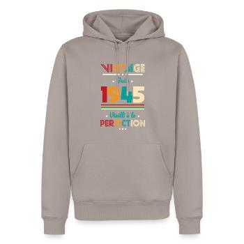 80. Geburtstag - Jahrgang - Juni 1945 - Männer Premium Bio Hoodie - Taupe - Vorne - Nico (187cm)