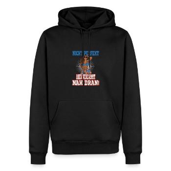Sommerstil Nicht Perfekt Aber Verdammt Nah Dran - Männer Premium Bio Hoodie - Schwarz - Vorne - Nico (187cm)