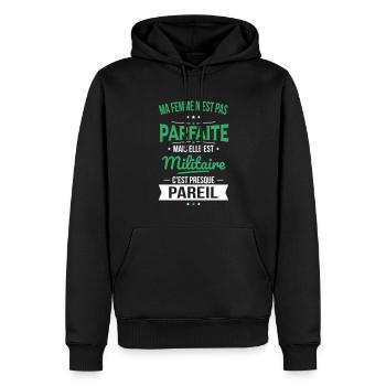 Ma femme pas parfaite mais elle est militaire - Sweat à capuche Premium bio Homme - noir - Devant - Nico (187cm)