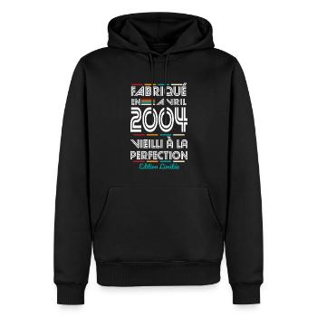 20-jähriges Jubiläum - Hergestellt im April 2004 - Männer Premium Bio Hoodie - Schwarz - Vorne - Nico (187cm)