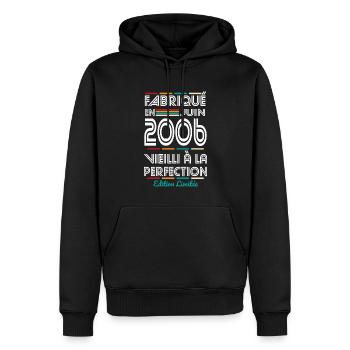 18-jähriges Jubiläum - Hergestellt im Juni 2006 - Männer Premium Bio Hoodie - Schwarz - Vorne - Nico (187cm)