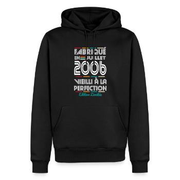 18-jähriges Jubiläum - Hergestellt im Juli 2006 - Männer Premium Bio Hoodie - Schwarz - Vorne - Nico (187cm)
