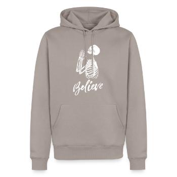 Believe - Betendes Skelett - Männer Premium Bio Hoodie - Taupe - Vorne - Nico (187cm)